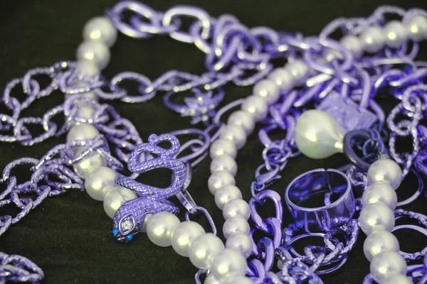 Altın zincirler, inciler ve yüzükler. Lüks bir geçmişi var. Birçok eski eşya ve mücevher. 