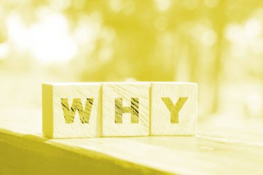 Neden yeşil doğa arka planında küp bloklar düzenlendi.