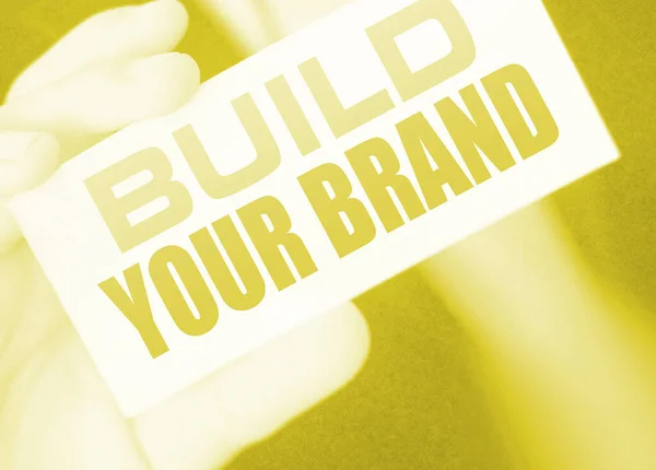 문자로 카드를 다니는 사업가가 당신의 브랜드를 만듭니다 스타트업 마케팅 — 스톡 사진
