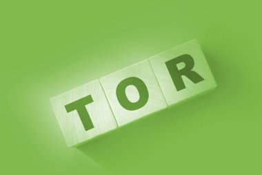 Kırmızı arka planda tahtadan bej küpler üzerine TOR kavramı.