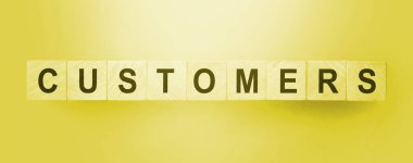 Müşteriler tahta bloklar hakkında konuşuyor. İş yönetimi ve pazarlama B2C kavramı.