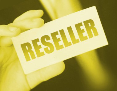 Reseller kelimesinin yazılı olduğu bir kart tutan bir iş adamı. İş konsepti yeniden yükleniyor.