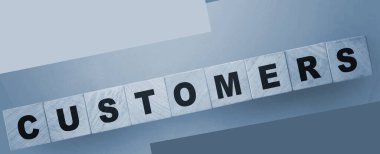 Müşteri sözcüğü ahşap bloklama yeşil gradyan hakkında. B2C iş pazarlama kavramı.