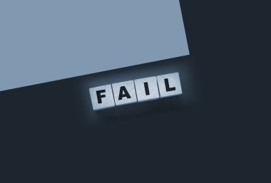 Başarısız Kelime metni siyah arkaplan üzerine tahta küp bloklarıyla yazılmış. İş krizi kavramı.