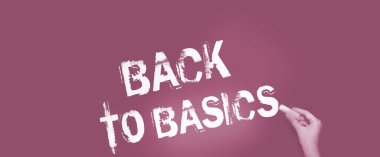 Tahtaya tebeşirle yazılmış temel bilgilere dönelim. İlkokul eğitimi ya da küçük işletme ilk adımları konsepti.