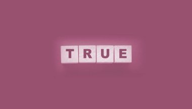 konsept kelime siyah arkaplandaki tahta küplerde doğrudur.