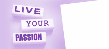 Tahta bloklara yazılmış tutkulu sözlerinizi yaşayın. Hayalindeki kaderi yaşa. Kişisel motivasyon koçluğu konsepti..