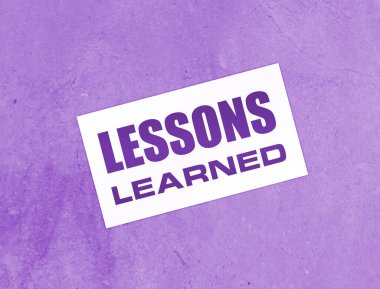 Ahşap arka planda öğrenilen mesajlarla dolu boş bir kart. İş konsepti.