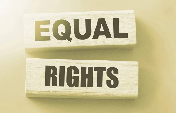 同じ権利 赤の背景に木製のブロック上の言葉 平等社会の概念 — ストック写真