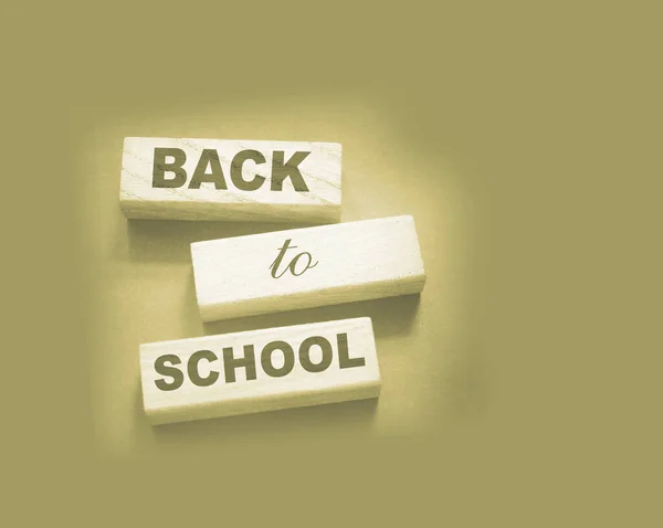 木製のキューブ上の学校の単語に戻る 教育理念 — ストック写真