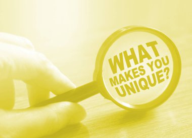 Büyüteç altında seni eşsiz bir soru yapan nedir? Kariyer dünyası konsepti.