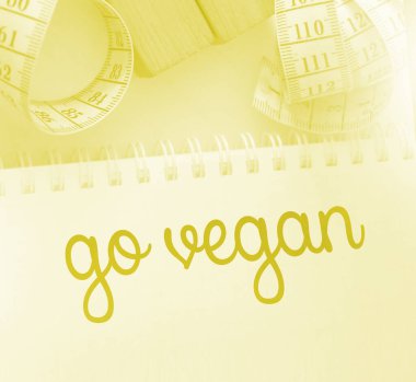 Spiral defter sayfasında vejetaryen kelimeleri kullan. Ayrıca mezura da var. Sağlıklı gıda vejetaryen konsepti.