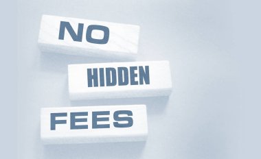 Tahta blokta gizli harç kelimesi yazmıyor. Vergiler ve ücretler Finansal iş konsepti.