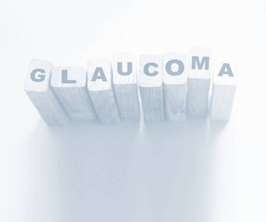 Tahta bloklardan yapılmış glikoma kelimesi, göz sağlığı tıbbi konsepti.