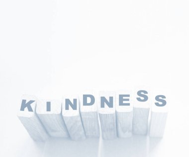 KINDNESS kelime ahşap yapı taşları ile yapılmış neon aquamarine arkaplan