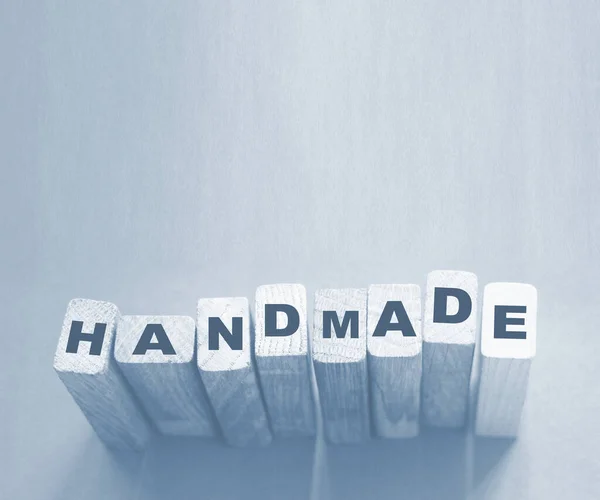 Ręcznie robione słowo na drewnianych klockach, jasnoniebieskie tło. Hobby handmade koncepcji towarów, małych detalicznych biznes startup koncepcja — Zdjęcie stockowe