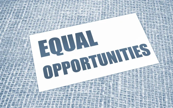 Igualdade de oportunidades palavras no cartão sobre tela de serapilheira. Conceito de negócio — Fotografia de Stock