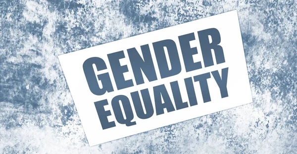 Λέξεις για την ισότητα των φύλων στην κάρτα στο ξύλινο τραπέζι. Κοινωνική έννοια των ίσων δικαιωμάτων — Φωτογραφία Αρχείου