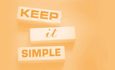 Koyu gri arka planda tahta bloklarda basit kelimeler kullan. İş metni yazma kavramı.