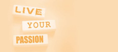 Tahta bloklara yazılmış tutkulu sözlerinizi yaşayın. Hayalindeki kaderi yaşa. Kişisel motivasyon koçluğu konsepti..