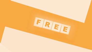 Kara arka planda tahta bloklarda bedava. İş konsepti.