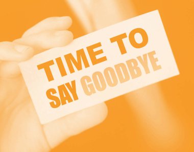 İş adamının elindeki kartla veda etme zamanı. İş sözleşmesi sonlandırma kavramı.