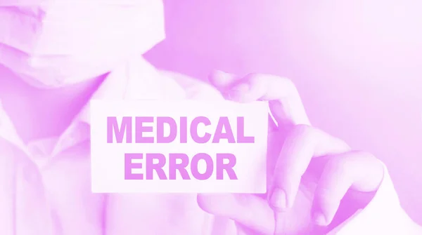 Doctor Sosteniendo Una Tarjeta Con Error Médico Concepto Médico — Foto de Stock