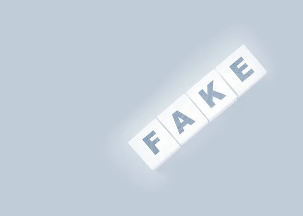 Fake Woord Geschreven Houten Blokken Zwarte Achtergrond — Stockfoto