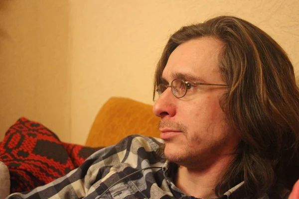 Mężczyzna Portret Widok Noszenie Okulary Czytania — Zdjęcie stockowe