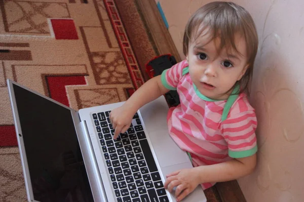 귀엽고 어린이 사진을 노트북으로 집에서 수있다 — 스톡 사진
