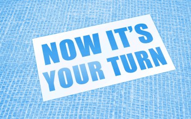 Kelimeler artık kartvizitte sizin sıranız. Çuval bezi bezi koyun. İş konsepti.