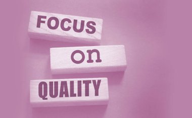 Ahşap blokların kaliteli sözlerine odaklan. İş konseptinde dürüstlük.