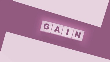 Siyah arkaplanda harfler olan tahta küplere yazıt kazancı. İş kar kavramı.