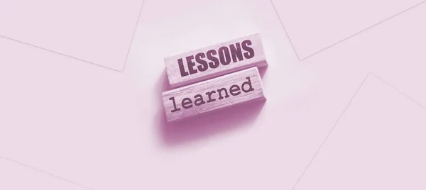 Wooden Blokkolja Wtih Szöveget Lessons Tanult Rózsaszín Háttér Üzleti Oktatás — Stock Fotó