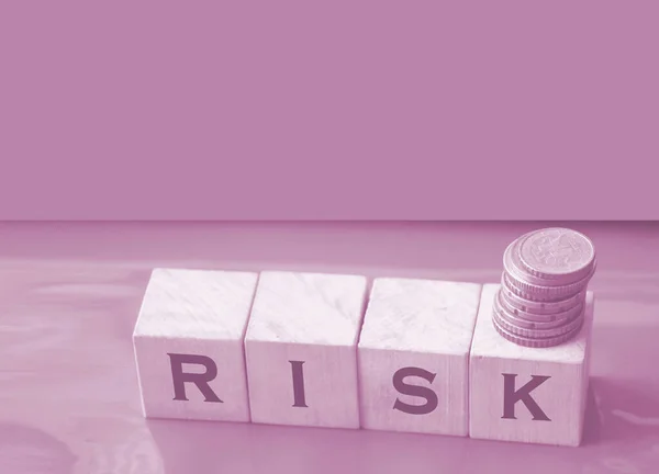 Risk Λέξη Γραμμένο Ξύλινα Κύβους Και Κέρματα Αξιολόγηση Χρηματοοικονομικού Κινδύνου — Φωτογραφία Αρχείου