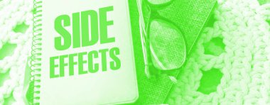 Yandan efektli gözlüklü ve kalemli defter. Sağlık hizmetleri tıbbi konsepti.