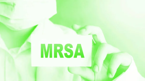 Доктор Лице Защитная Маска Показывает Карточку Текстом Mrsa Медицинская Концепция — стоковое фото