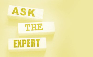 Tahta bloklardaki uzman kelimelerine sor. Çözüm ve danışmanlık sektörü konsepti için profesyonel, usta veya danışmana danışmak.