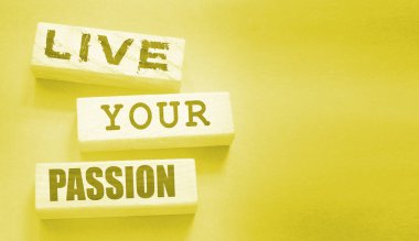 Tahta bloklara yazılmış tutkulu sözlerinizi yaşayın. Hayalindeki kaderi yaşa. Kişisel motivasyon koçluğu konsepti..