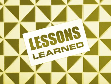 Ahşap arka planda öğrenilen mesajlarla dolu boş bir kart. İş konsepti.