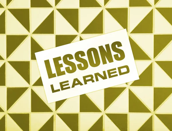 Ahşap arka planda öğrenilen mesajlarla dolu boş bir kart. İş konsepti.