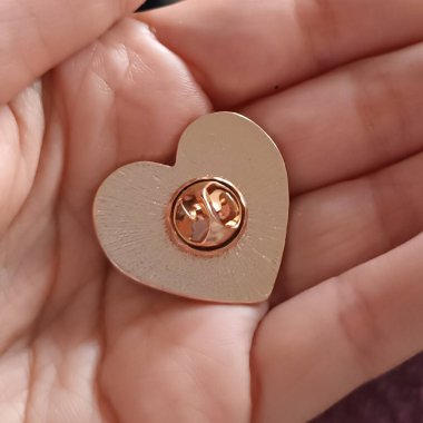 kalp şeklinde halka altın bir parıltıyla