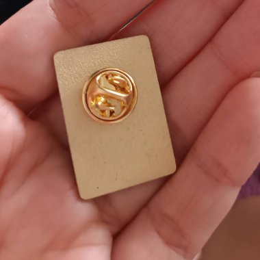 Altın sikke tutan bir elin yakın çekimi.