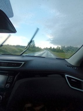 Dağlardaki araba penceresi