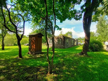 Parktaki eski ahşap ev.