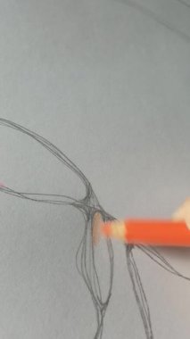 Renkli kalemlerle çizim sürecini kapat 