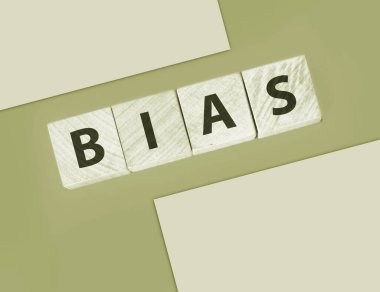 Tahta bloklar üzerinde önyargı kelimesi mavi arkaplan.