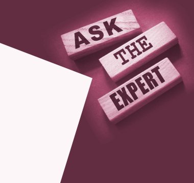 Tahta bloklardaki uzman kelimelerine sor. Çözüm ve danışmanlık sektörü konsepti için profesyonel, usta veya danışmana danışmak.