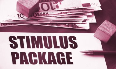 Uyarıcı paket ile kağıt not Mesaj, kalem ve 100 euro para. İş dünyası sosyal kavram resmi