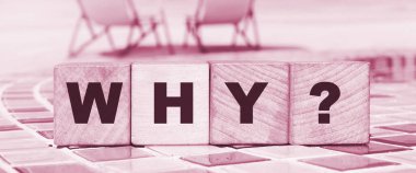 Okyanus sahili arka planında neden küp bloklar düzenlenmiş? Eğitim kavramı.